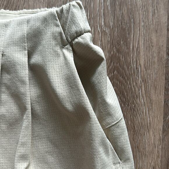 Lululemon Practical Play 3.5" Shorts Light Khaki Size 4 Pleats Mid Rise - Picture 2 of 6